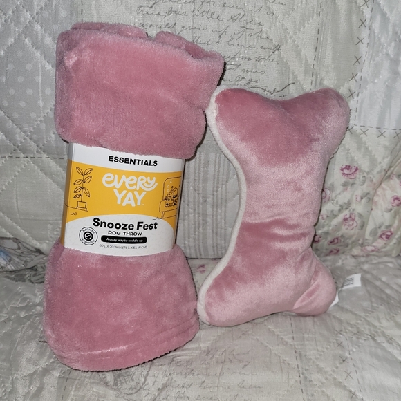 Petco Essentials Blush Pink Small Pet Bed Blanket & Plush Squeaky Toy (2 sets) - Picture 2 of 7